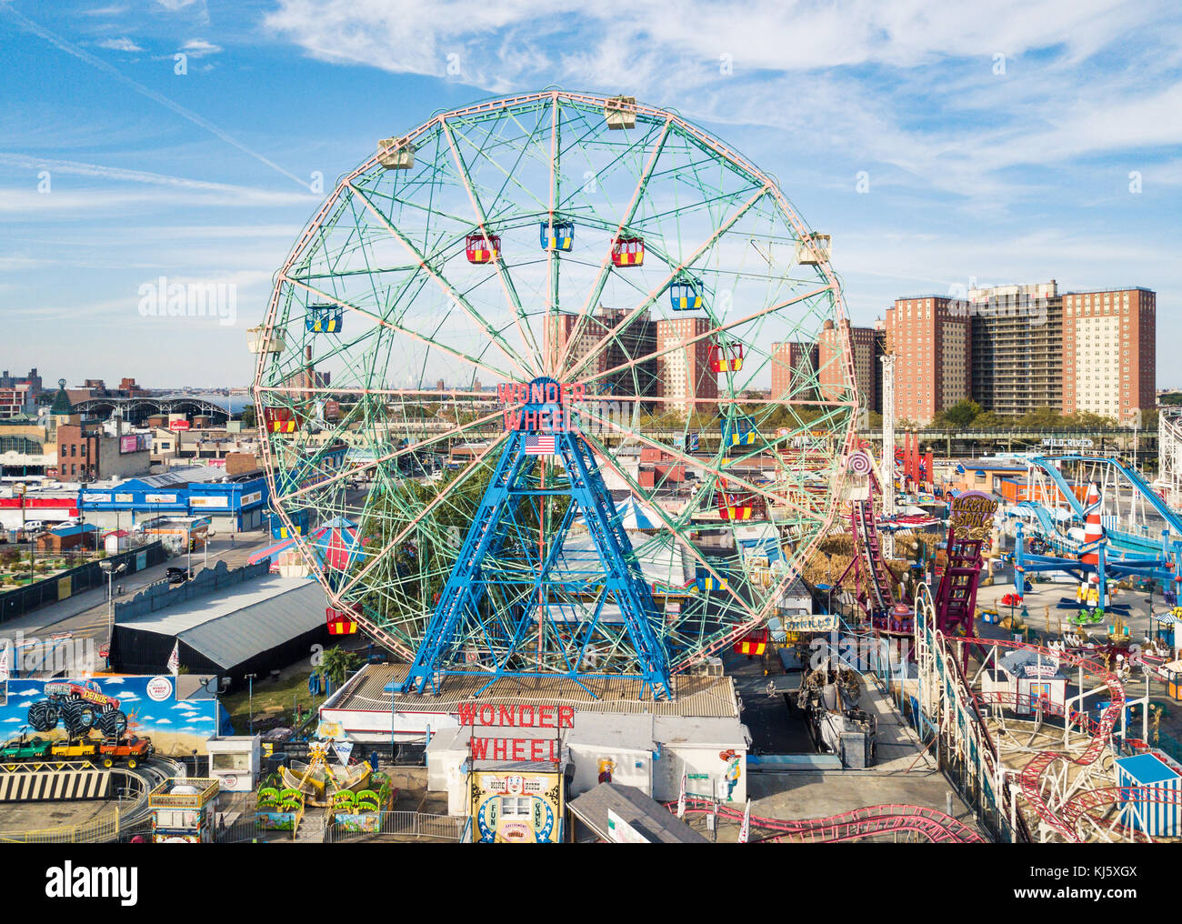 NEW YORK, USA - 26. SEPTEMBER 2017: Wunderrad im Vergnügungspark Coney Island aus der Vogelperspektive. Das Hotel liegt im Süden von Brooklyn an der Uferpromenade Stockfoto