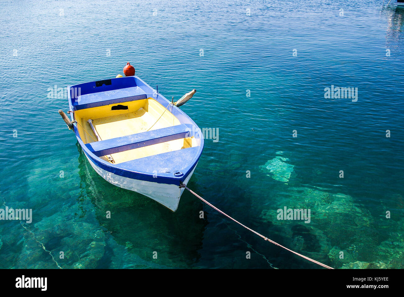 Griechisches Boot bereit für seine nächste Reise, auf dem azurblauen mittelmeer ruht Stockfoto