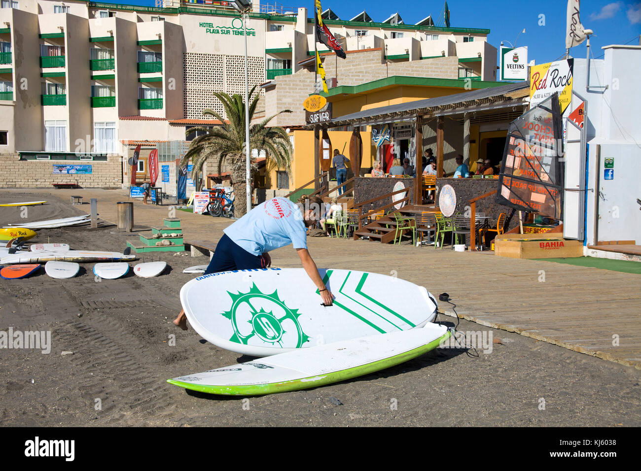 Surfer am Strand von El Medano, ein beliebtes Ziel für Surfer auf Teneriffa, Kanarische Inseln, Spanien Stockfoto