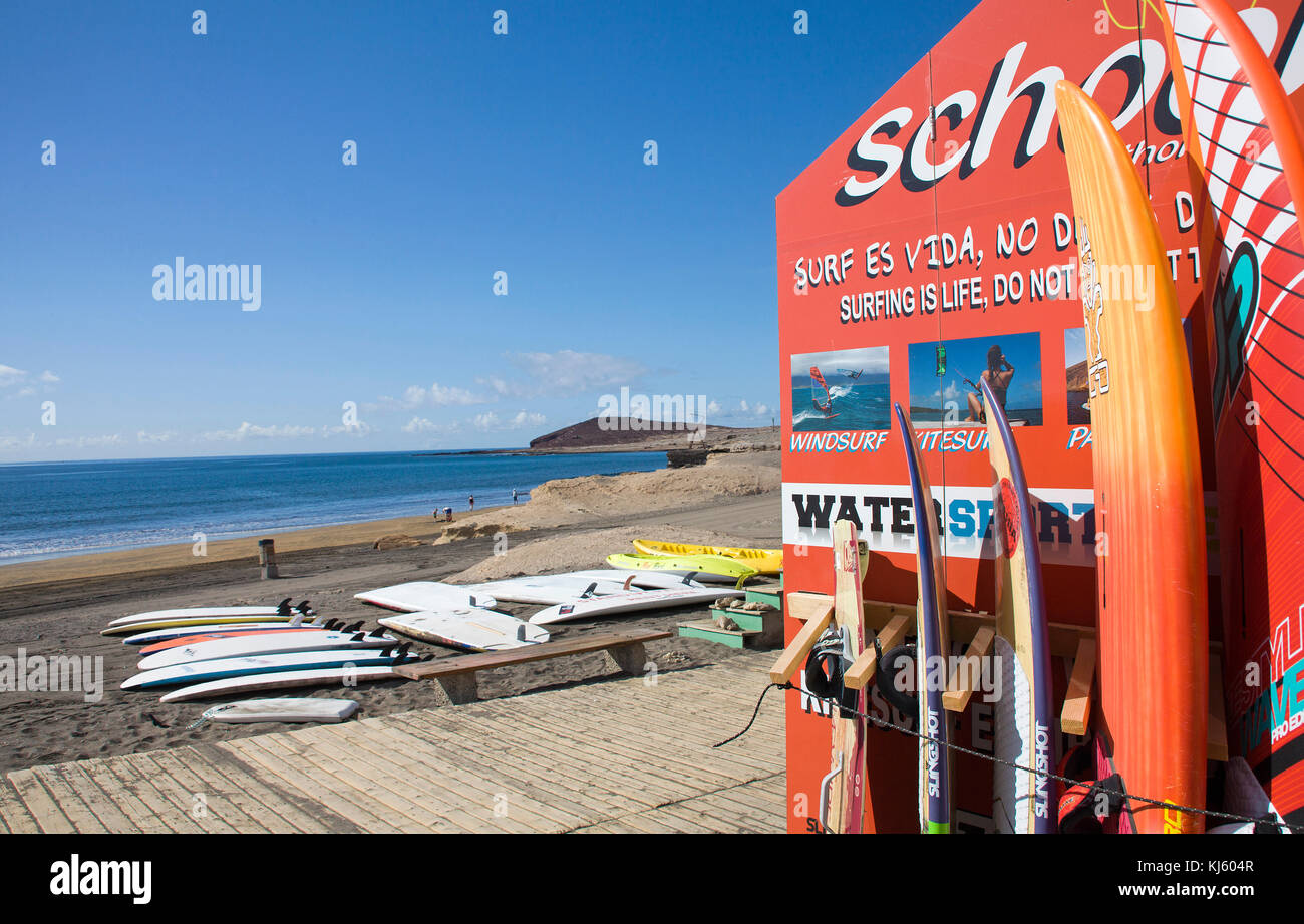 Surfer Schule, Bretter am Strand von El Medano, ein beliebtes Ziel für Surfer auf Teneriffa, Kanarische Inseln, Spanien Stockfoto