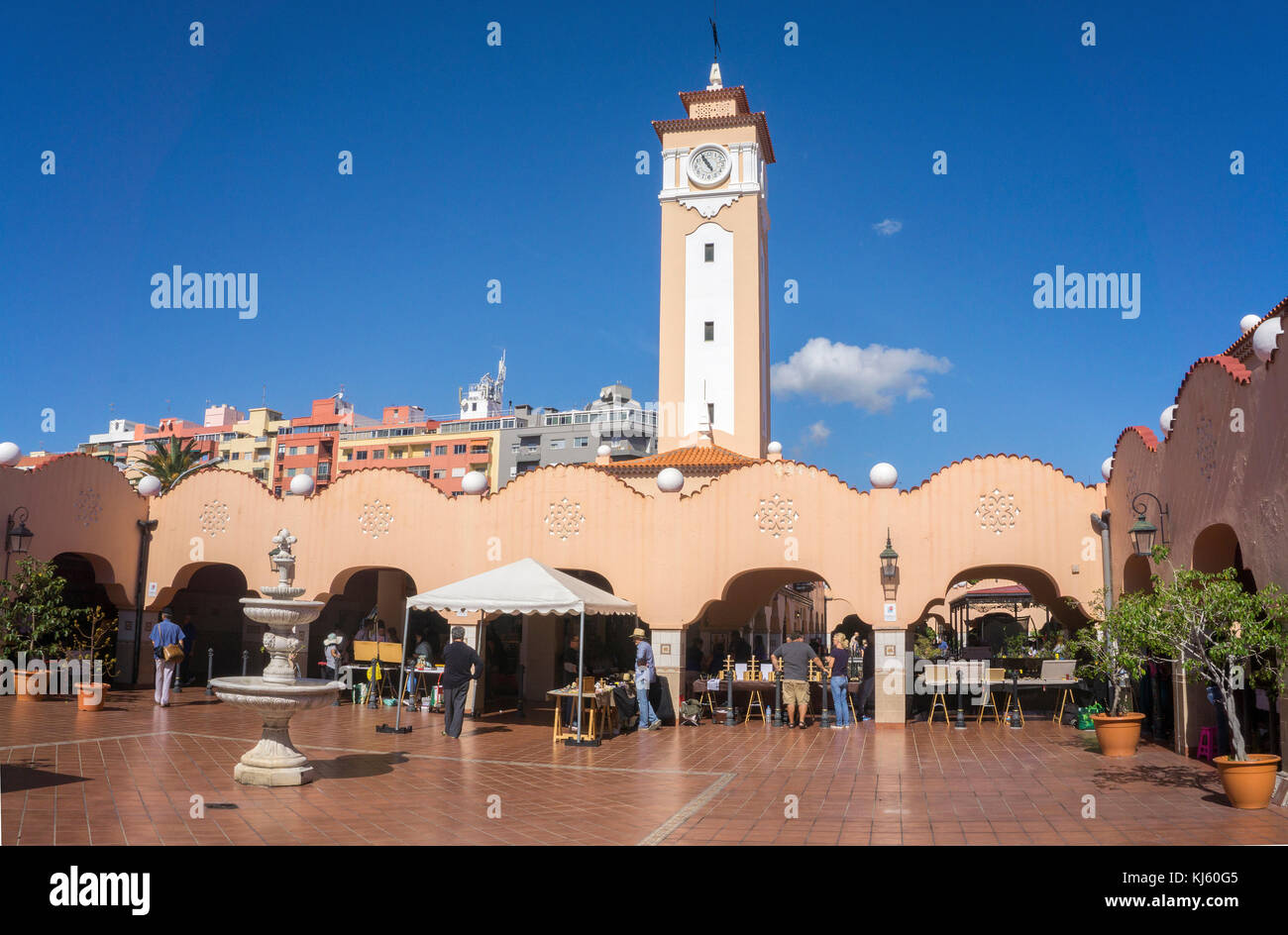 Terrasse und Uhrturm der Mercado de Nuestra Señora de Africa, Santa Cruz de Tenerife, Teneriffa, Kanarische Inseln, Spanien Stockfoto