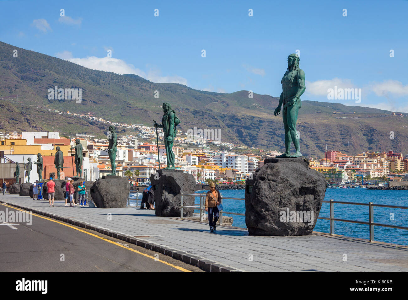 Standbilder der beruehmtesten neun Guanchen - Könige, Bronze Skulpturen von neun berühmten guanchen Könige an der Plaza de las Patrona de Canarias, Candelaria Stockfoto