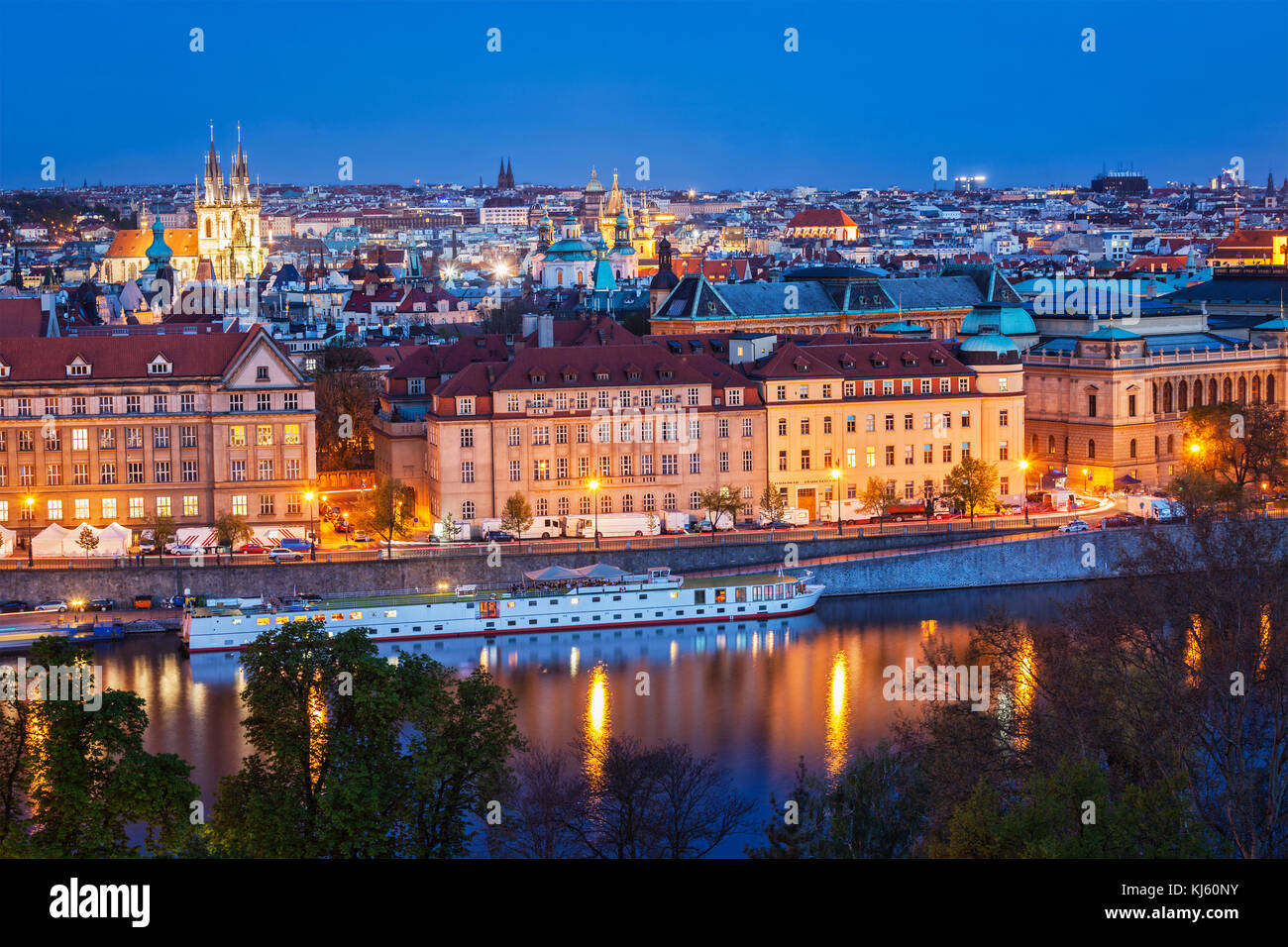 Abends Aussicht auf Prag und die Moldau von Letna Park. Prag, Tschechische Republik Stockfoto