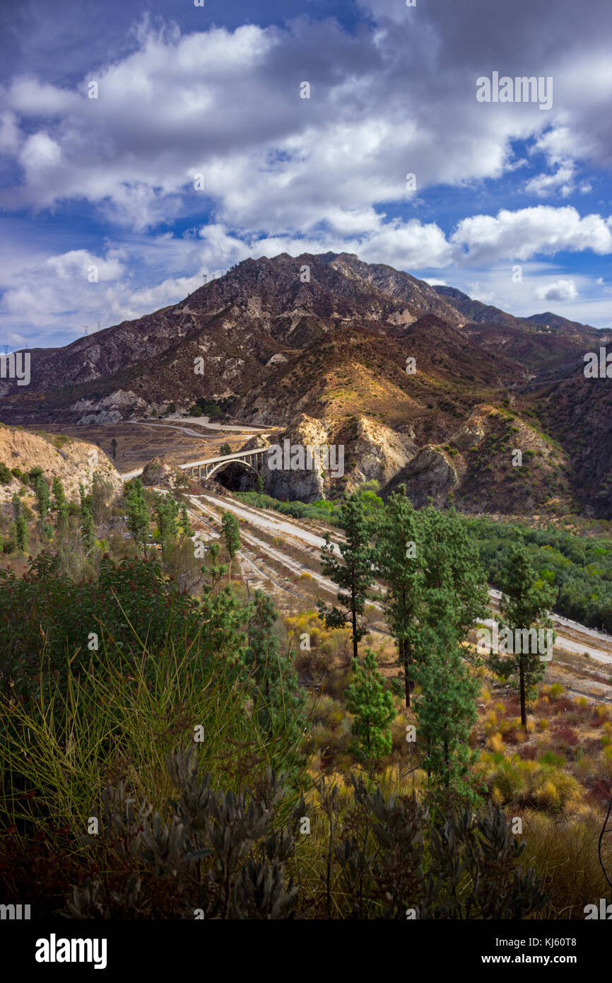Blick auf die Brücke nach Nirgendwo gegen die San Gabriel Mountains in Angeles National Forest, Kalifornien Stockfoto