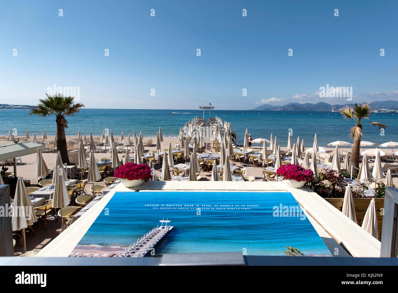 Cannes (Frankreich): Seebrücke und Strand von InterContinental Carlton Hotel am Boulevard de la Croisette. Das Hotel ist als Nationale H registriert Stockfoto