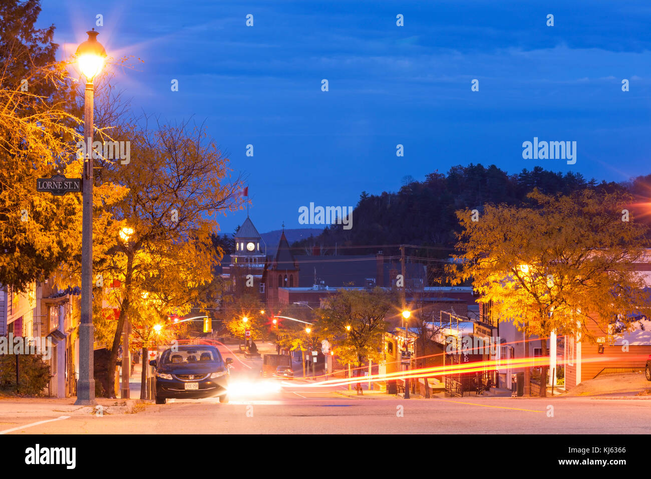 Schauen unten Main Street in der Abenddämmerung in der Innenstadt von Huntsville, Muskoka, Ontario, Kanada. Stockfoto