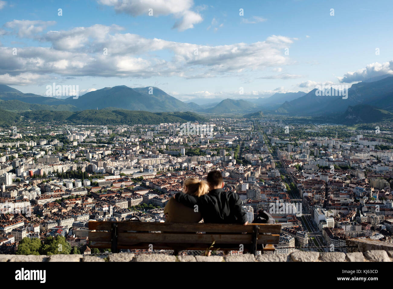 Grenoble (Region Rhône-Alpes, Frankreich): Paar auf einer Bank sitzen, die Aussicht von der Bastille Stockfoto