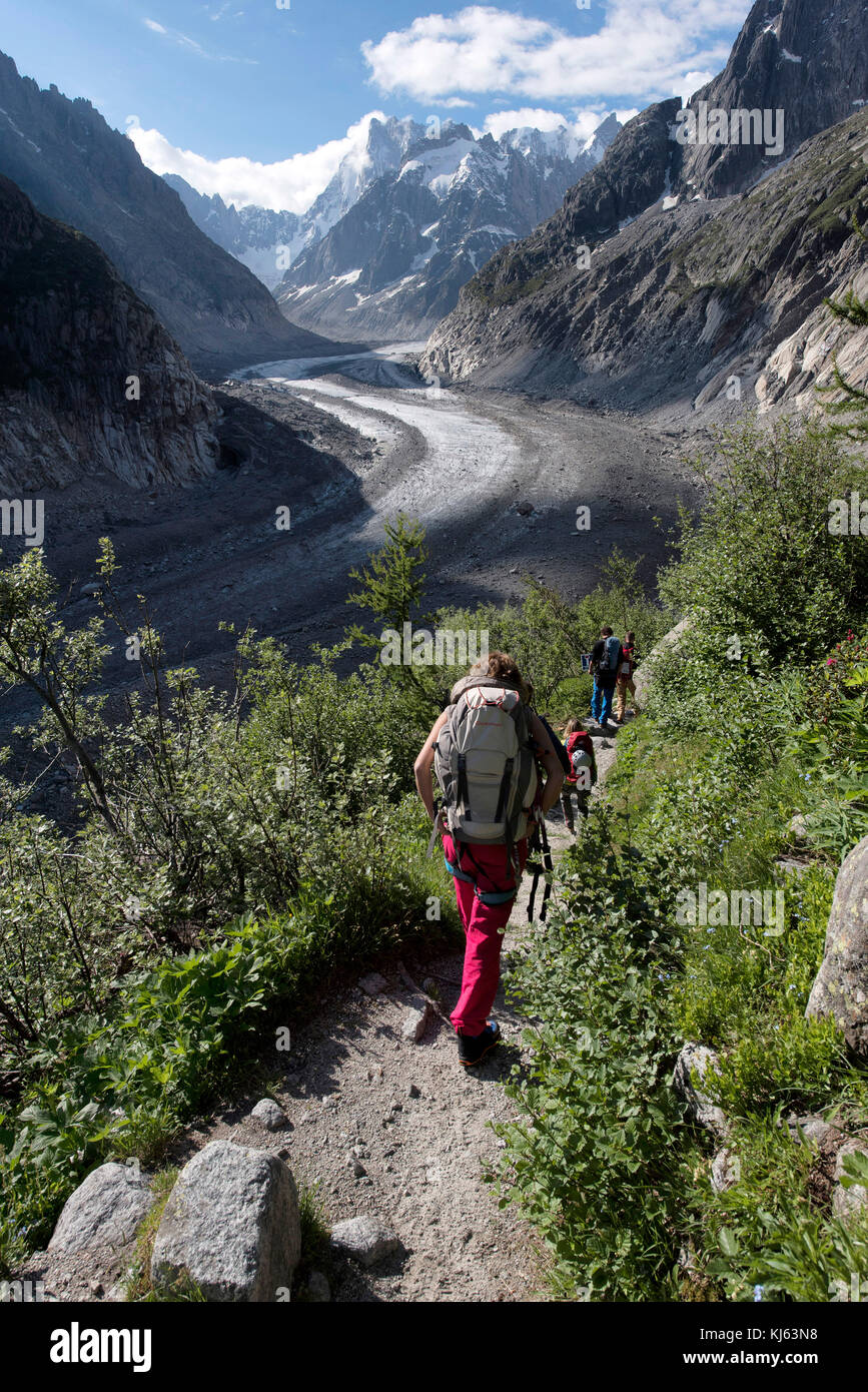 Chamonix-Mont-Blanc (Hochsavoyen, Französische Alpen, Frankreich): Wanderer entlang dem Tal Gletscher 'Mer de Glace" (Meer der Ice) Stockfoto