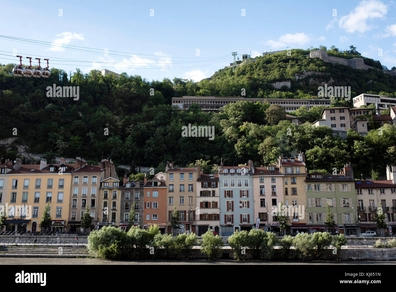 Grenoble (Region Rhône-Alpes, Frankreich): Gebäude auf dem Hügel der Bastille Festung aus dem Kai 'Quai Stephane Jay' gesehen. Stockfoto