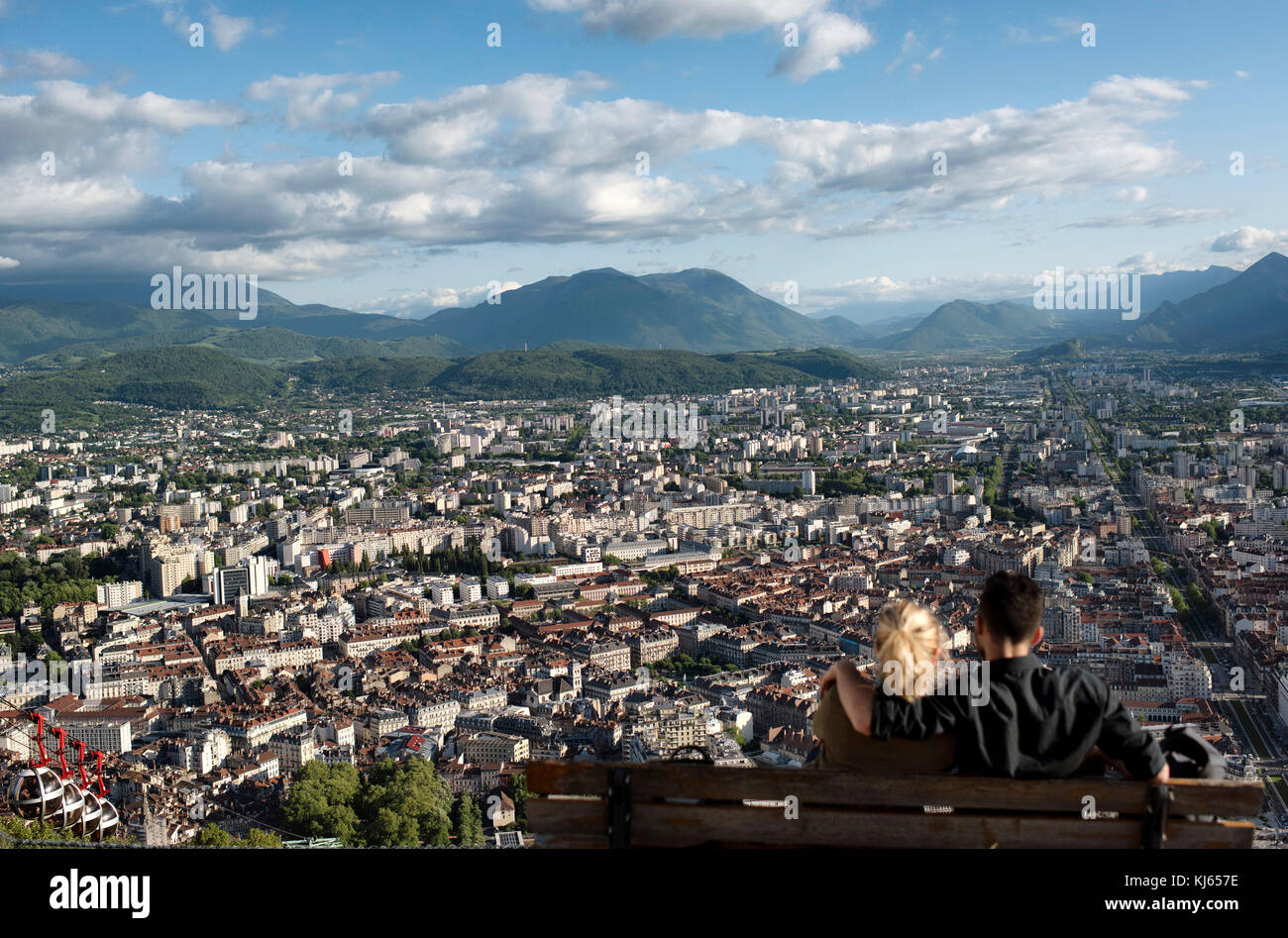 Grenoble (Region Rhône-Alpes, Frankreich): Überblick über die Stadt von der Bastille Festung. Paar auf einer Bank sitzen im Vordergrund, Adm Stockfoto