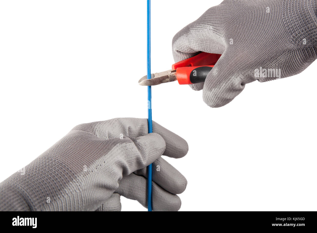 Kabel Zangen, Zangen in die Hände der Elektriker mit Handschuhen schneiden ein blauer Draht isoliert auf weißem Stockfoto