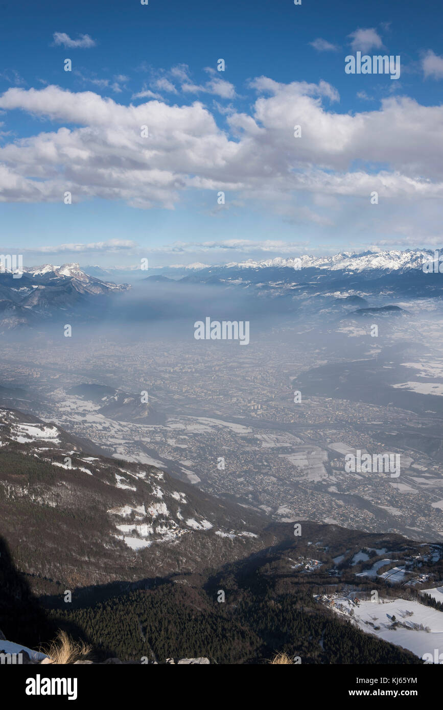 Cloud der Verschmutzung über die Stadt Grenoble gesehen aus dem Vercors-massiv Stockfoto