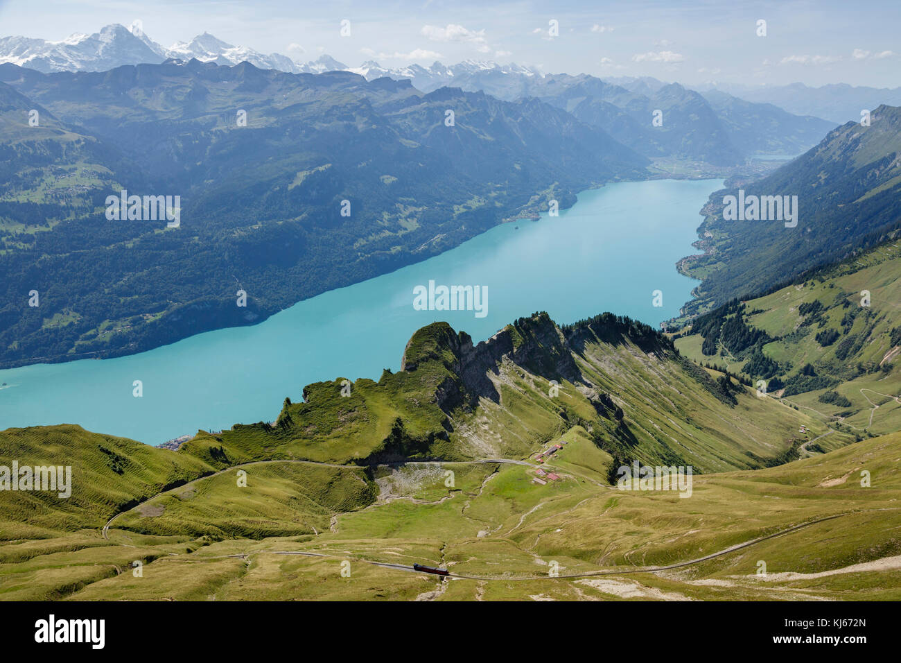 Brienzer Rothornbahn und Brienzersee vom Gipfel des Brienzer Rothorns in der Schweiz Stockfoto