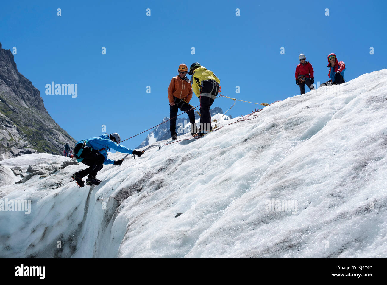 Chamonix-Mont-Blanc (Hochsavoyen, Französische Alpen, Frankreich). Amateur Bergsteiger auf das Tal Gletscher 'Mer de Glace" Stockfoto