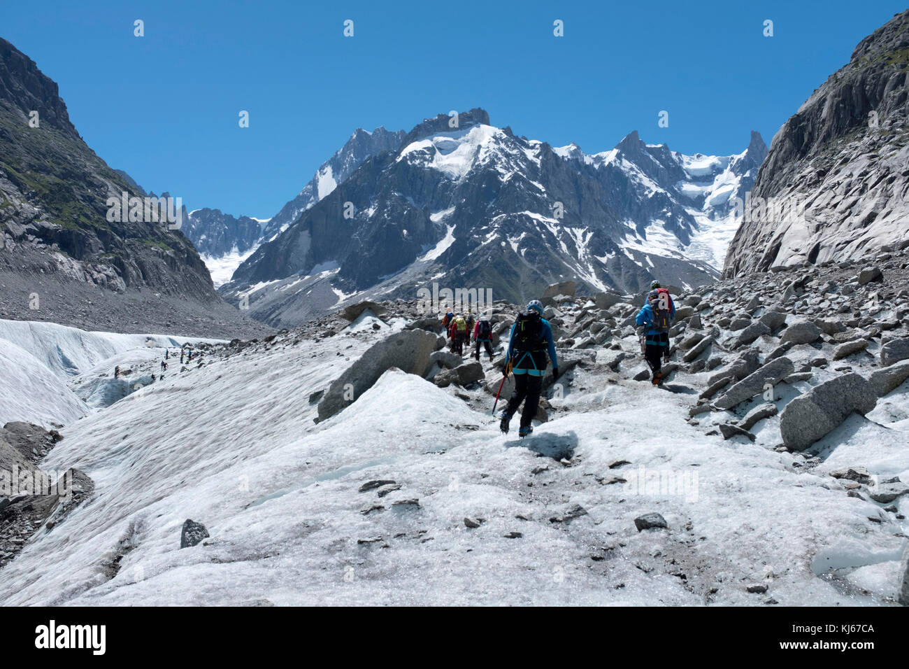 Chamonix-Mont-Blanc (Hochsavoyen, Französische Alpen, Frankreich). Amateur Bergsteiger auf das Tal Gletscher 'Mer de Glace" mit der Aiguille du Tacul ein Stockfoto