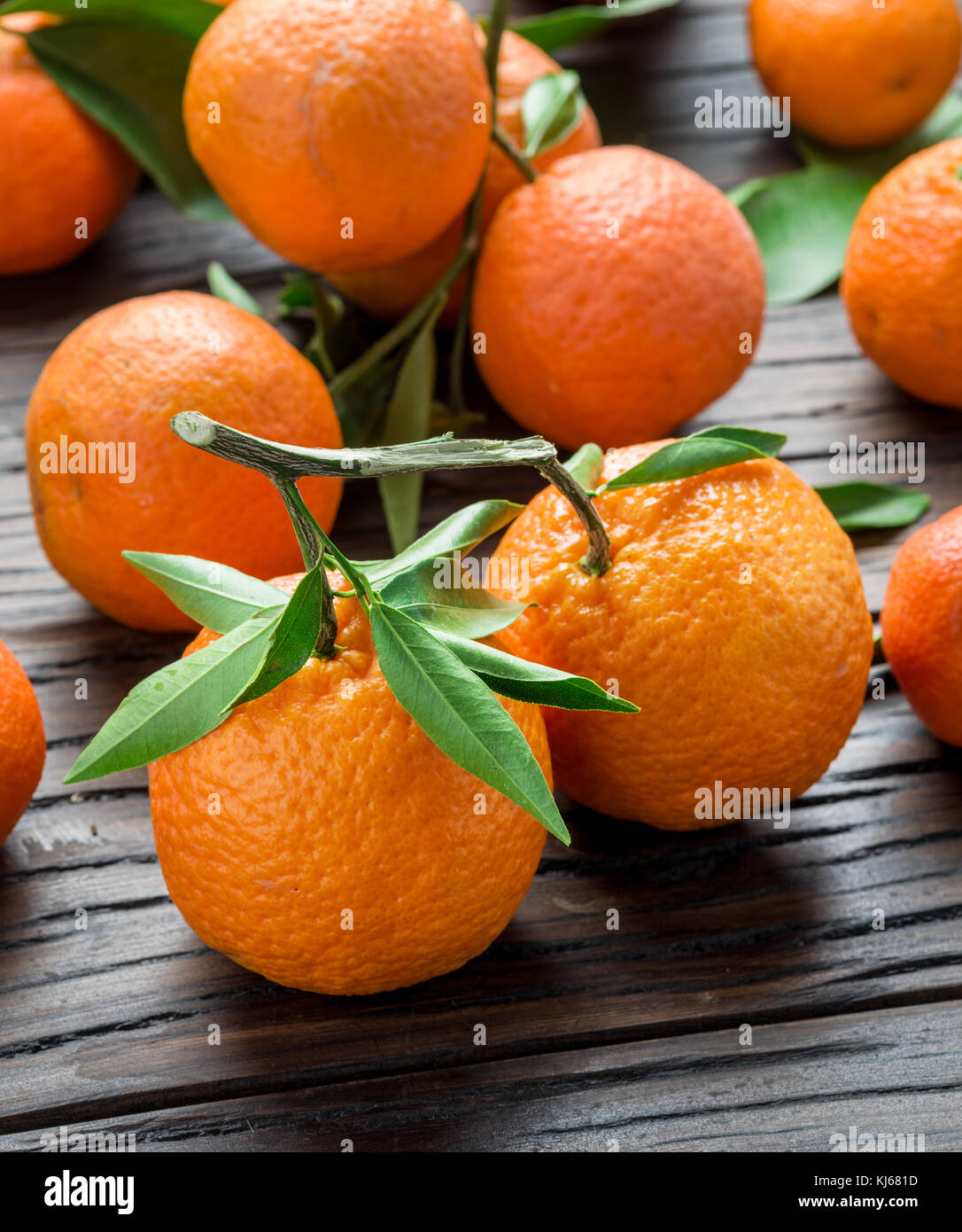 Reifen Mandarinen auf hölzernen Tisch. Stockfoto