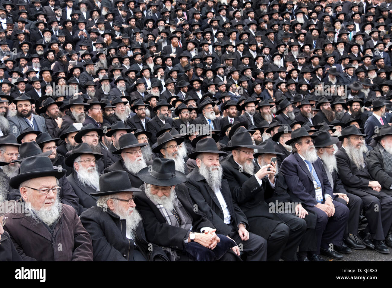 Eine große Gruppe von Chabad Lubawitsch Rabbiner bedeuten für die jährliche Gruppenfoto auf der Sitzung der Emissäre in Crown Heights, Brooklyn, New York. Stockfoto