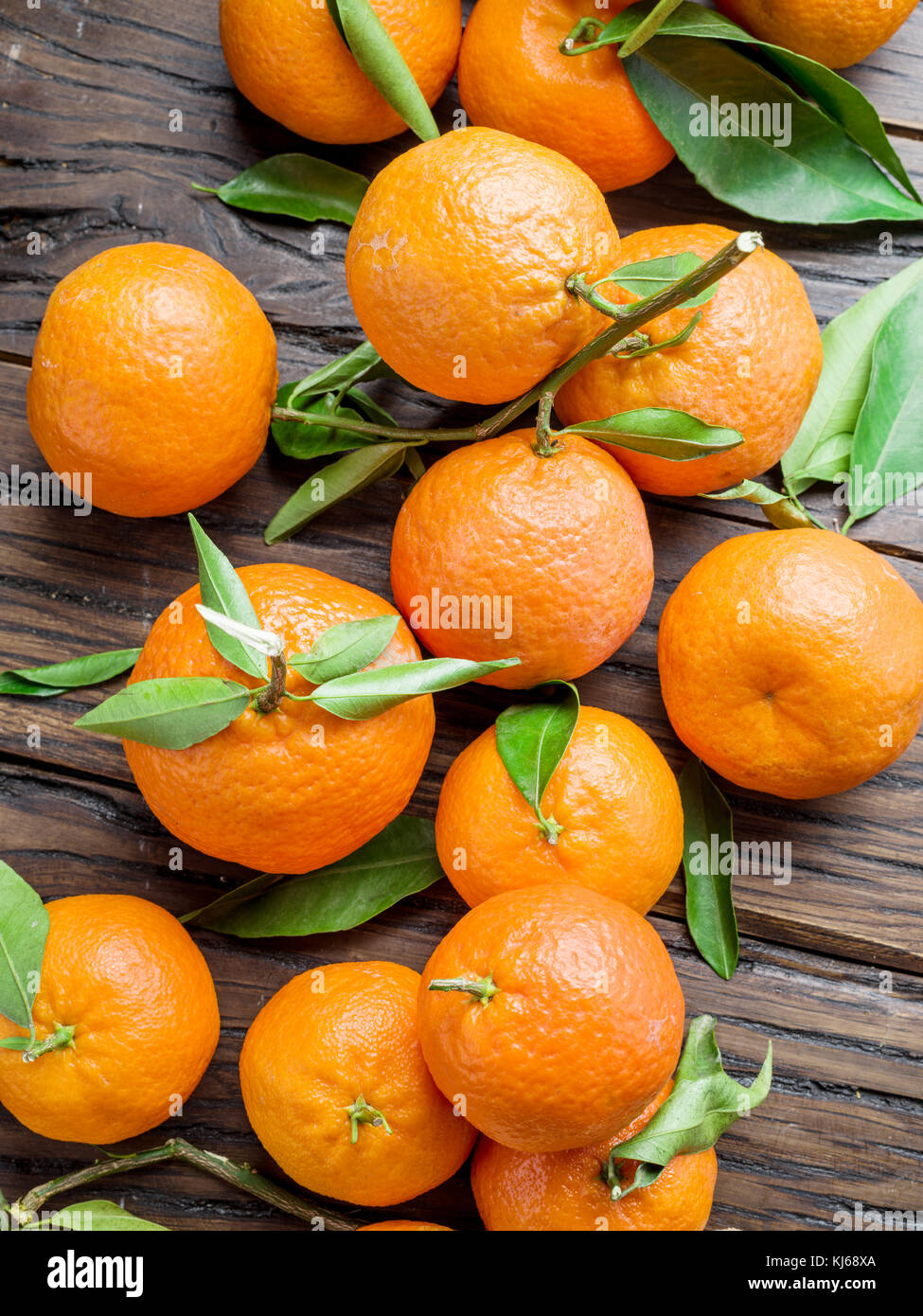 Reifen Mandarinen auf Holztisch. Ansicht von oben. Stockfoto