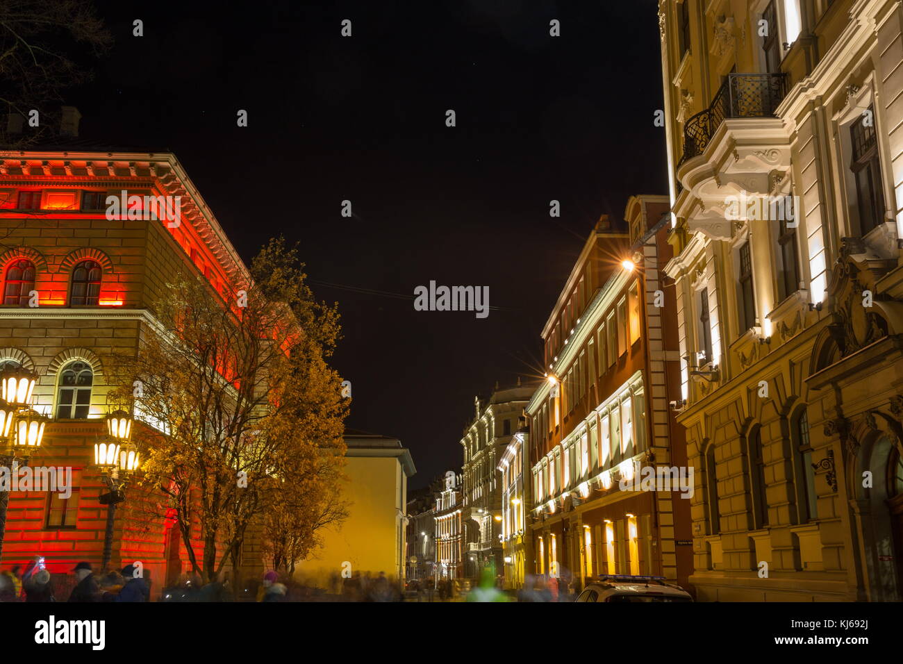 RIGA, LETTLAND, 17. NOVEMBER 2017: Festival Staro Riga, das Riga zum 99. Jahrestag der Unabhängigkeit bestrahlt. VECRIGA Stockfoto