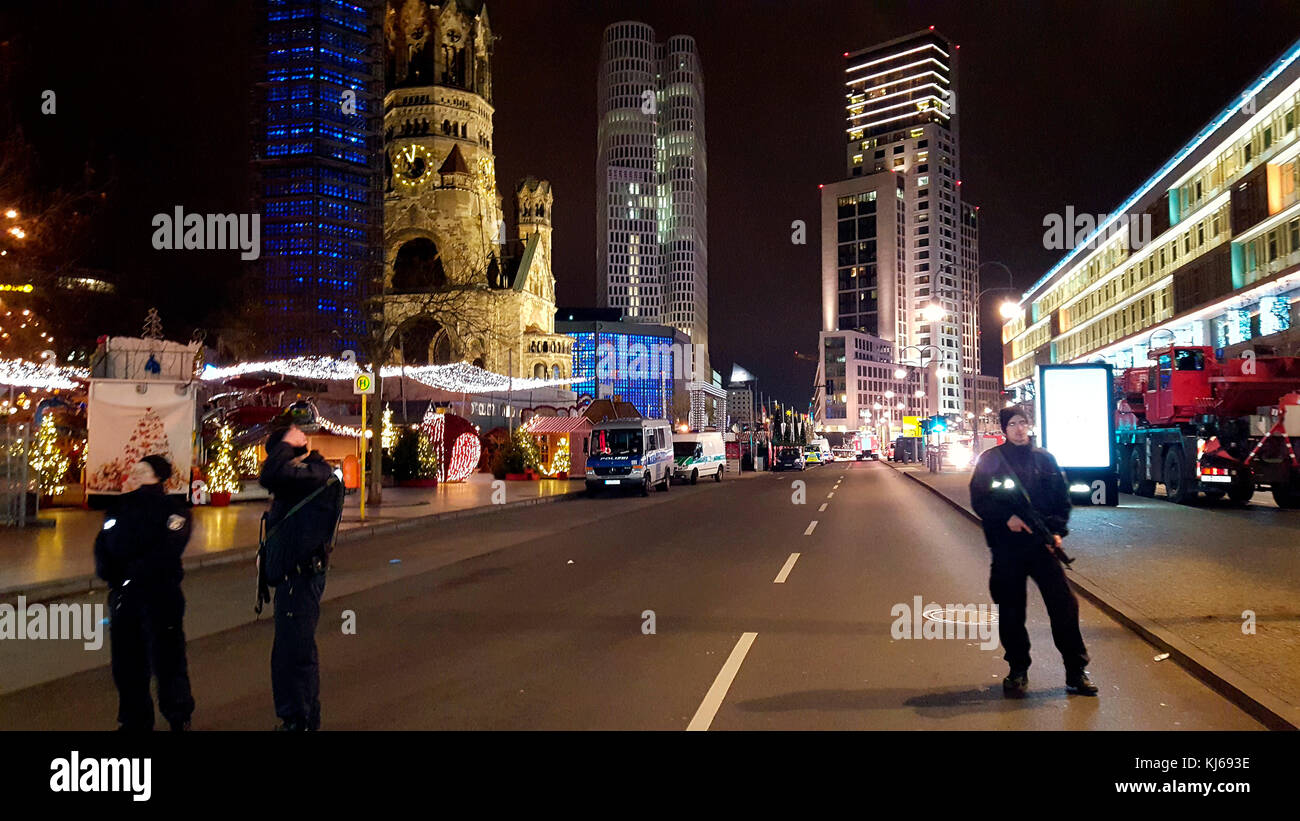 Impressionen: polizeikraefte mit Maschinengewehren riegeln den Tatort ab: islamistischer Terroranschlag auf den Weihnachtsmarkt am Breitscheidplatz, 1. Stockfoto