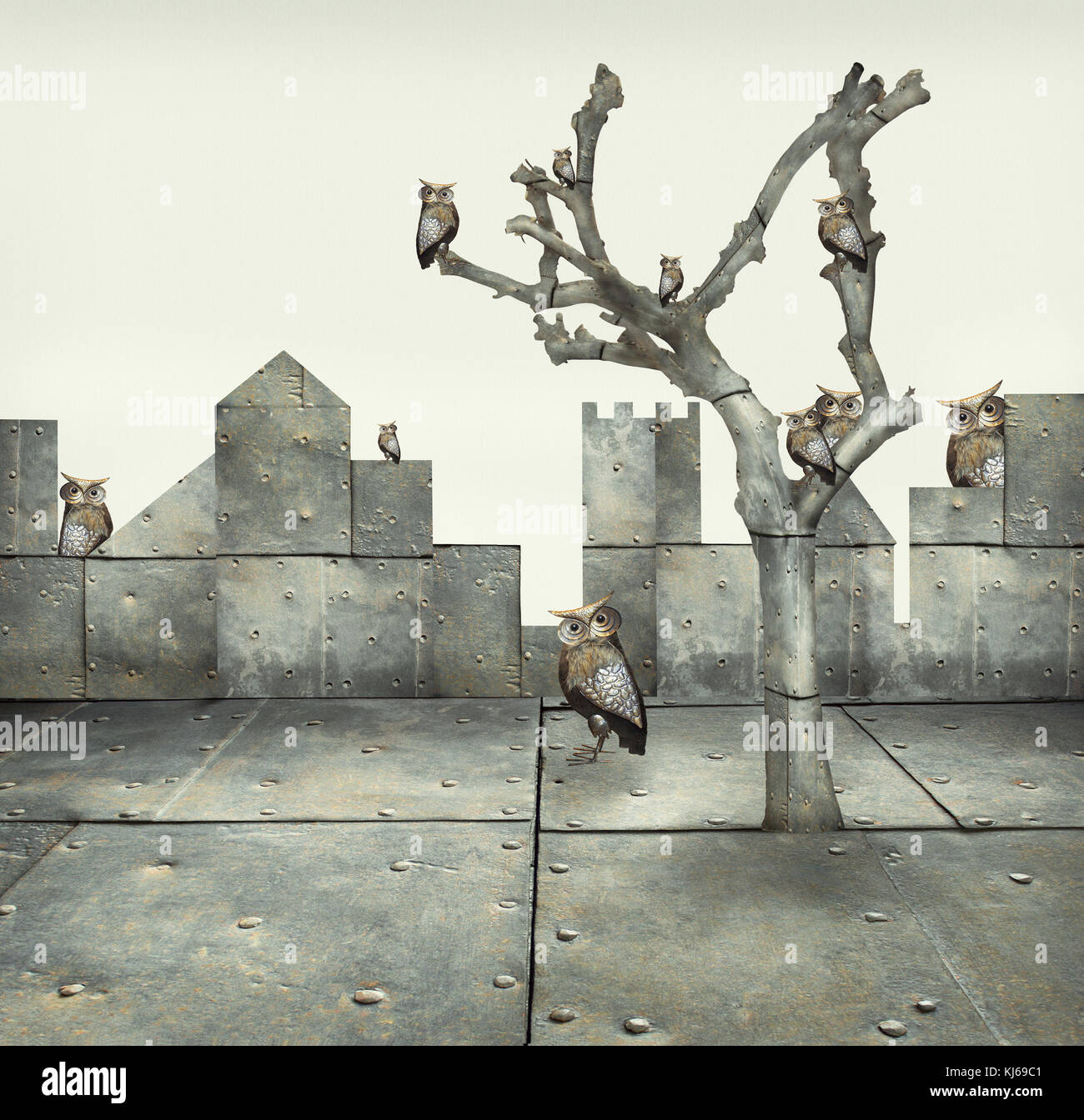 Surreale Illustration vieler kleiner mechanischer Eulen auf einem Baum und verstreut in einer mechanischen Landschaft Stockfoto