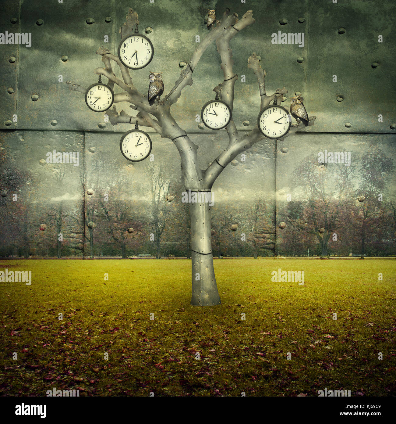 Surreale Illustration von vielen Uhren und kleinen mechanischen Eulen auf einem Baum und verstreut in einer mechanischen Landschaft Stockfoto