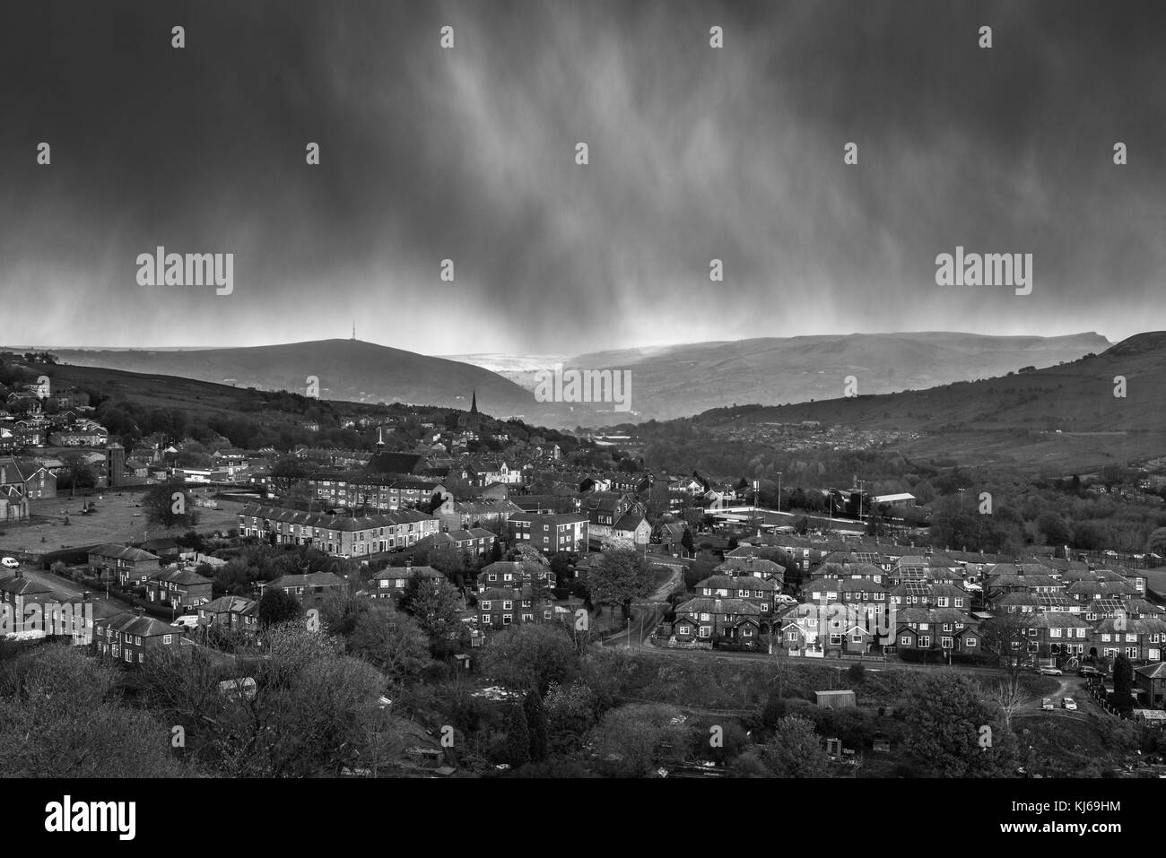 Ein regensturm Sets in der Greater Manchester Stadt mossley in Richtung saddleworth Moor suchen. Stockfoto