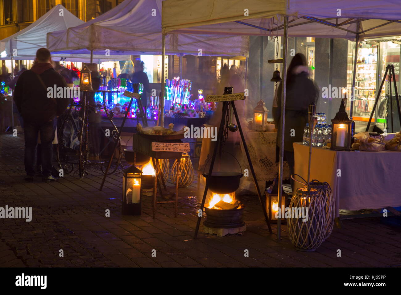 RIGA, LETTLAND, 17. NOVEMBER 2017: Festival Staro Riga, das Riga zum 99. Jahrestag der Unabhängigkeit bestrahlt. VECRIGA, festlicher Markt Stockfoto