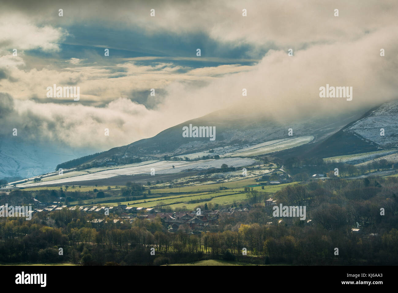 Frühling Schneefall über kauen Calley, saddleworth. Stockfoto