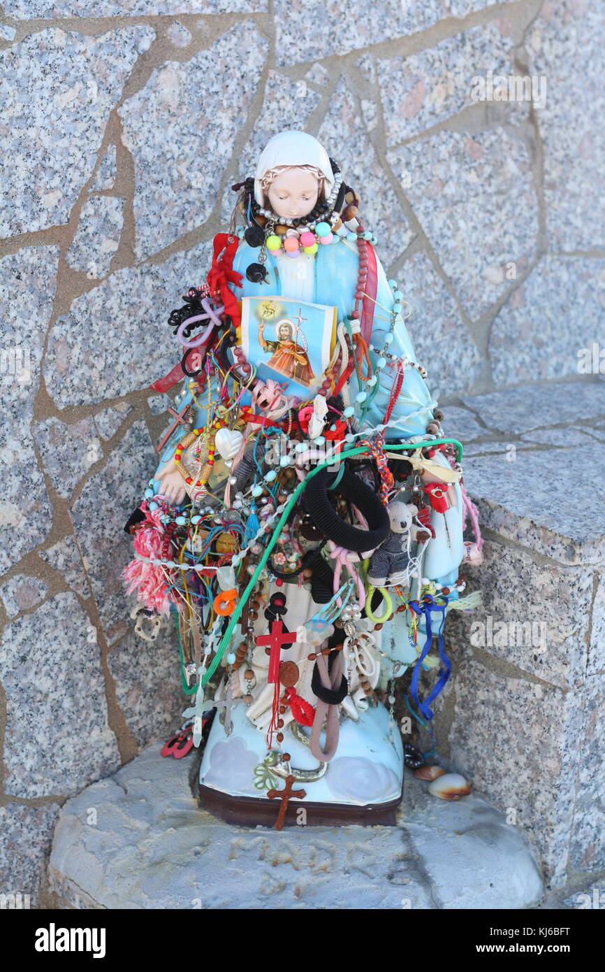 Eine religiöse Maria Puppe mit kitsch Schmuck Dekoration. Stockfoto