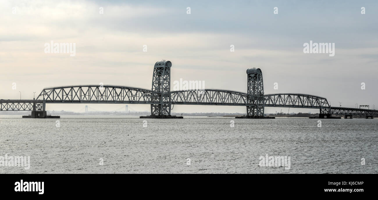 Marine Parkway - Gil Hodges Memorial Bridge ab dem rockaways gesehen, Queens. Verrazano Narrows Bridge in der Ferne zu sehen. Stockfoto