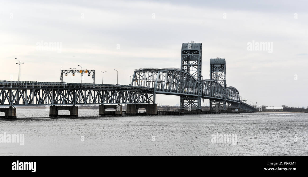 Marine Parkway - Gil Hodges Memorial Bridge von rockaway gesehen, Queens. gebaut und von der Marine parkway Behörde eröffnet in 1937, es war das längste Stockfoto