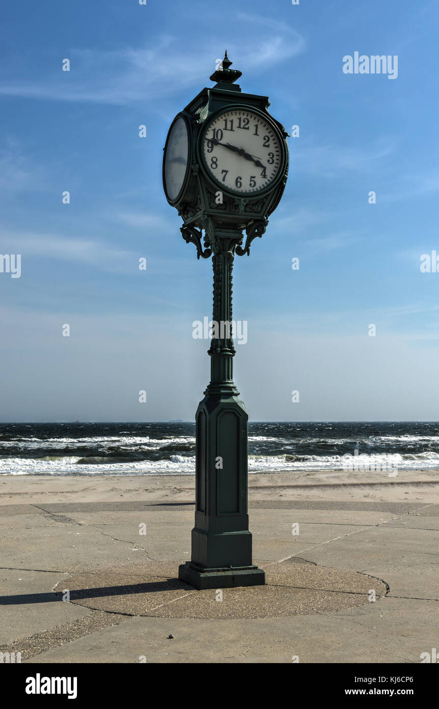 Antike Uhr entlang der Promenade in der Jacob Riis Park, rockaway, Queens, New York. Stockfoto