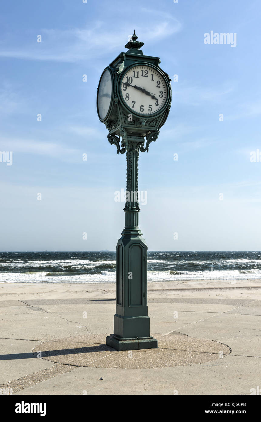 Antike Uhr entlang der Promenade in der Jacob Riis Park, rockaway, Queens, New York. Stockfoto