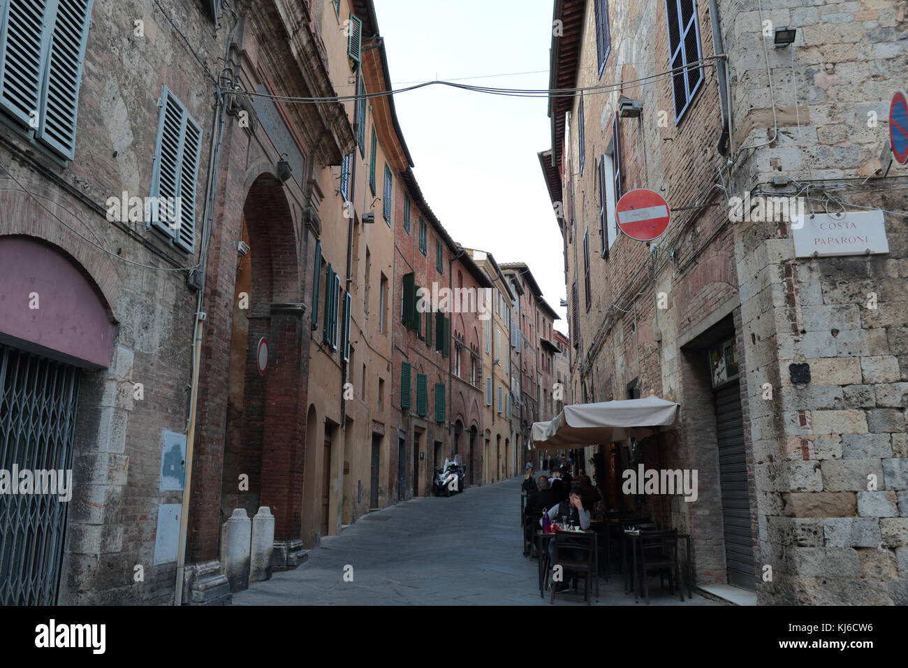 Street View mit Pizzeria. Siena, Italien. Stockfoto