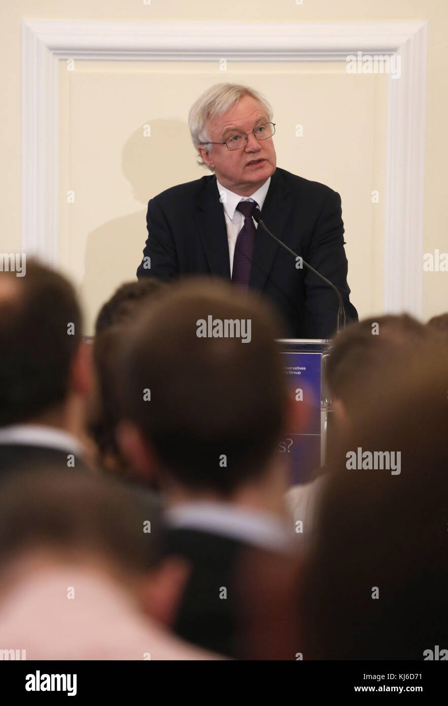 Brexit-Sekretär David Davis spricht vor der ECR-Konferenz "Deal or No Deal" in Central Hall Westminster, London, als die Brexit-Schlacht in die Unterwelt zurückkehrt, nachdem wichtige Kabinettsvertreter vereinbart hatten, dass Theresa May der EU einen größeren Scheidungsentwurf anbieten sollte, um die Handelsgespräche zu beschleunigen. Stockfoto