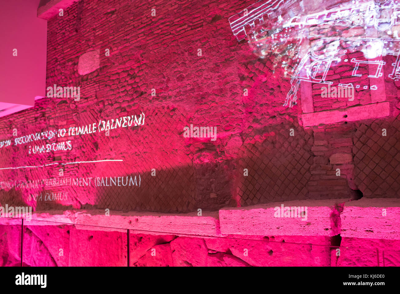 Rom, Italien, 18. NOVEMBER 2017: In der Tiefgarage des neuen La Rinascente Store, eine virtuelle Projektion auf den Mauern der alten römischen acqueduct, die Ihnen helfen Stockfoto