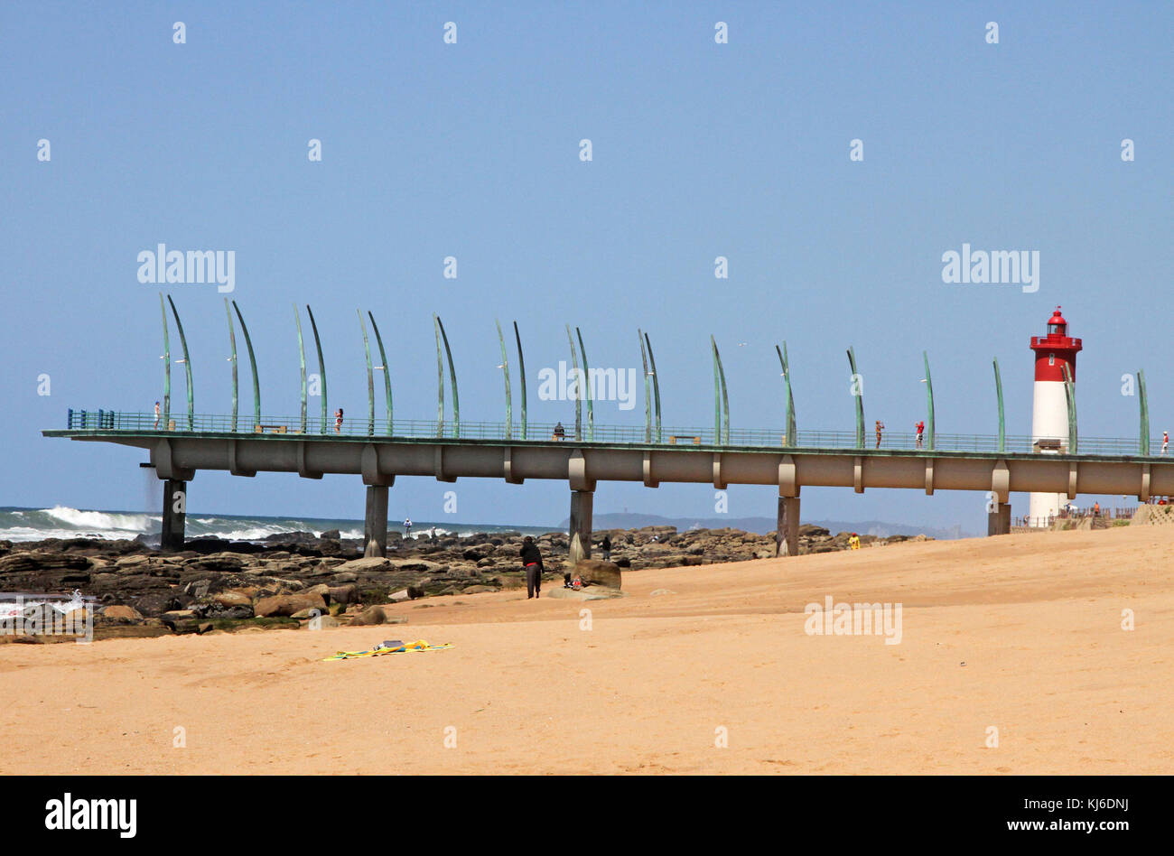 Mole und Leuchtturm; von Umhlanga Rocks, KwaZulu Natal, Südafrika. Stockfoto