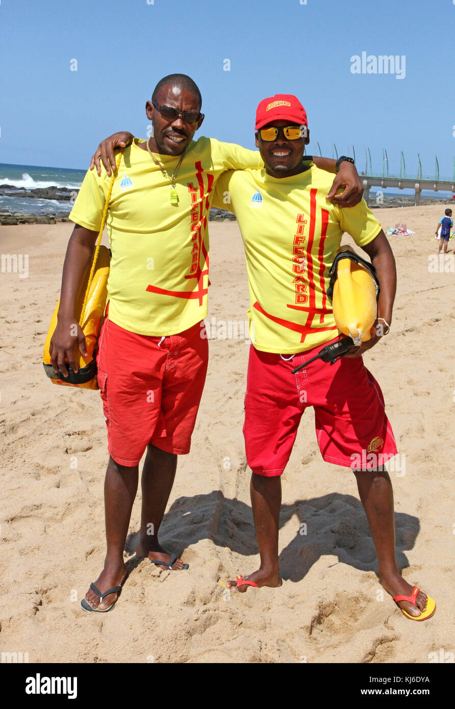 Zwei Rettungsschwimmer am Strand von Umhlanga Rocks, KwaZulu Natal, Südafrika. Stockfoto