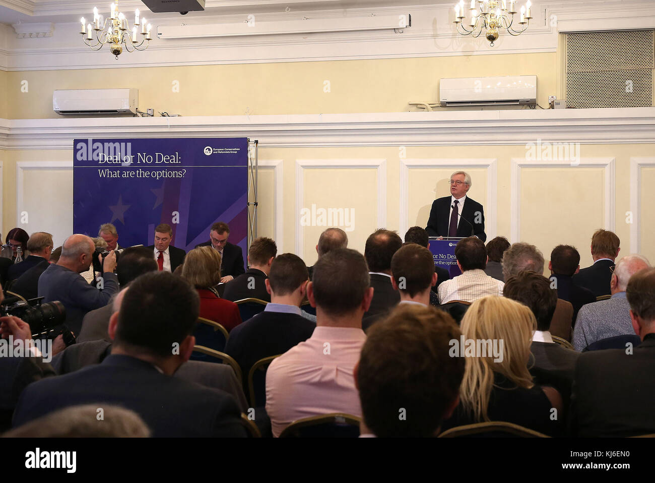 Brexit-Sekretär David Davis spricht zu der ECR-Konferenz "Deal or No Deal" in Central Hall Westminster, London, während der Brexit-Kampf zurück ins Unterhaus geht, nachdem wichtige Kabinettsspieler vereinbart hatten, dass Theresa May der EU eine größere Scheidungsregelung anbieten sollte, um Handelsgespräche zu beschleunigen. Stockfoto