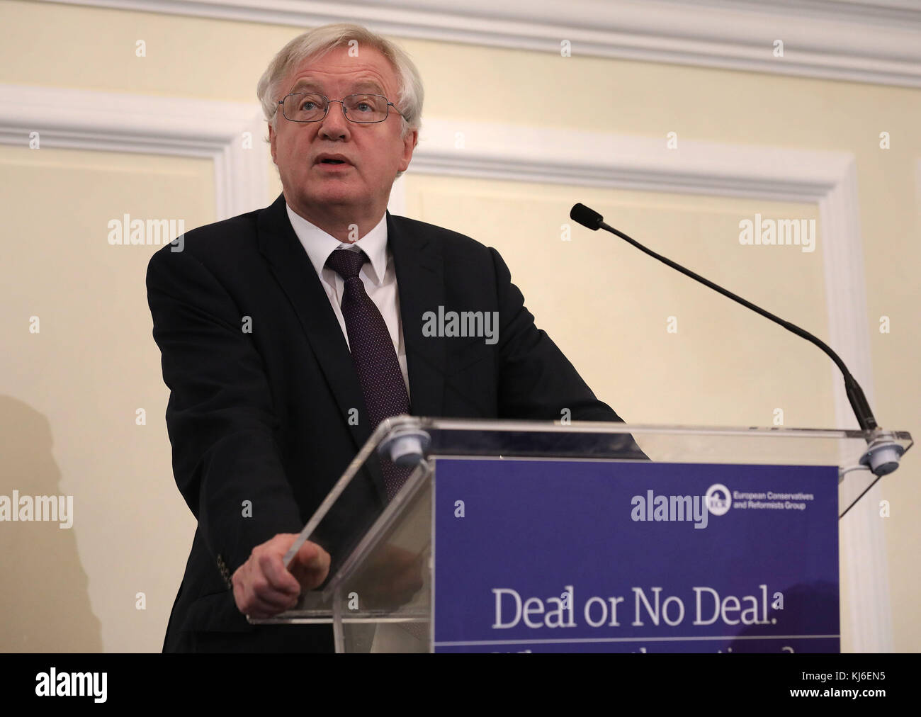 Brexit-Sekretär David Davis spricht zu der ECR-Konferenz "Deal or No Deal" in Central Hall Westminster, London, während der Brexit-Kampf zurück ins Unterhaus geht, nachdem wichtige Kabinettsspieler vereinbart hatten, dass Theresa May der EU eine größere Scheidungsregelung anbieten sollte, um Handelsgespräche zu beschleunigen. Stockfoto