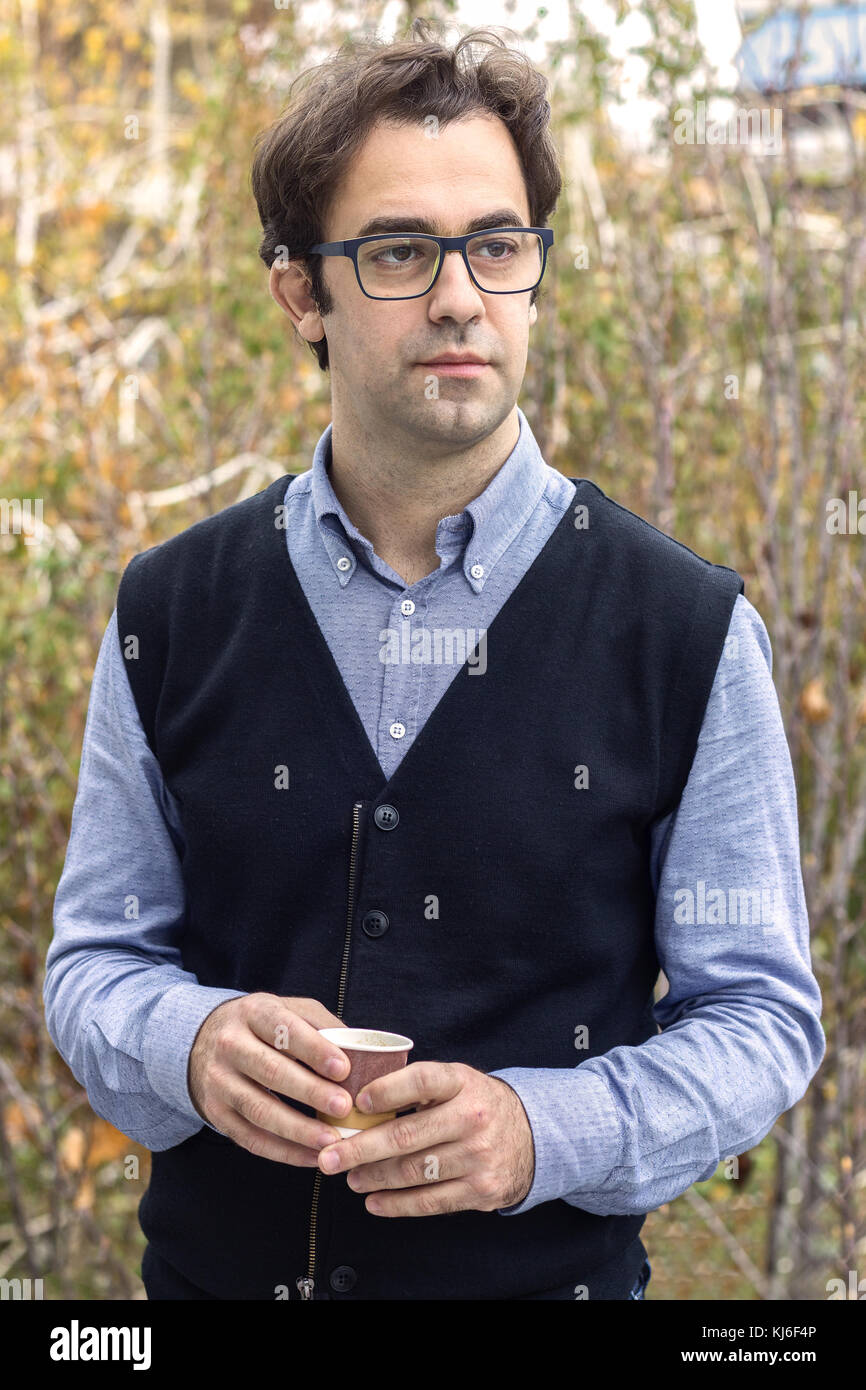 Porträt eines Mannes mit einer Tasse Kaffee, das Tragen von Brillen, Denken, Profil anzeigen. Stockfoto