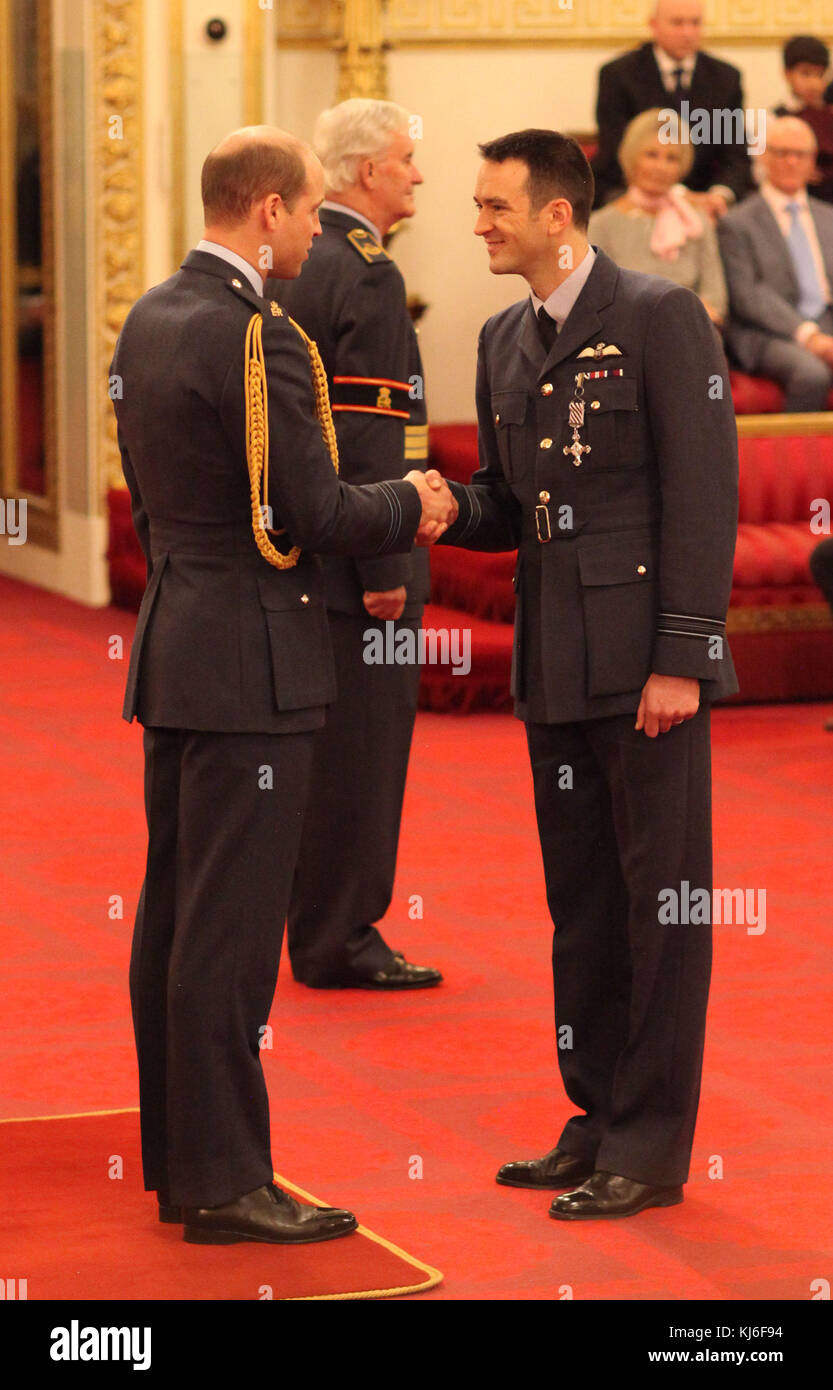 Der Staffelführer Roger Cruickshank, die Royal Air Force, wird vom Herzog von Cambridge im Buckingham Palace mit dem Distinguished Flying Cross ausgezeichnet. Stockfoto