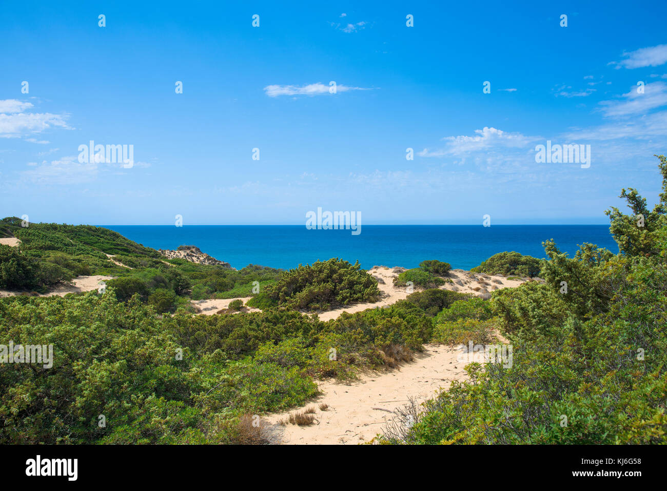 Ein Blick auf das Dünensystem von Piscinas in Sardinien, Italien, mit dem Mittelmeer im Hintergrund Stockfoto