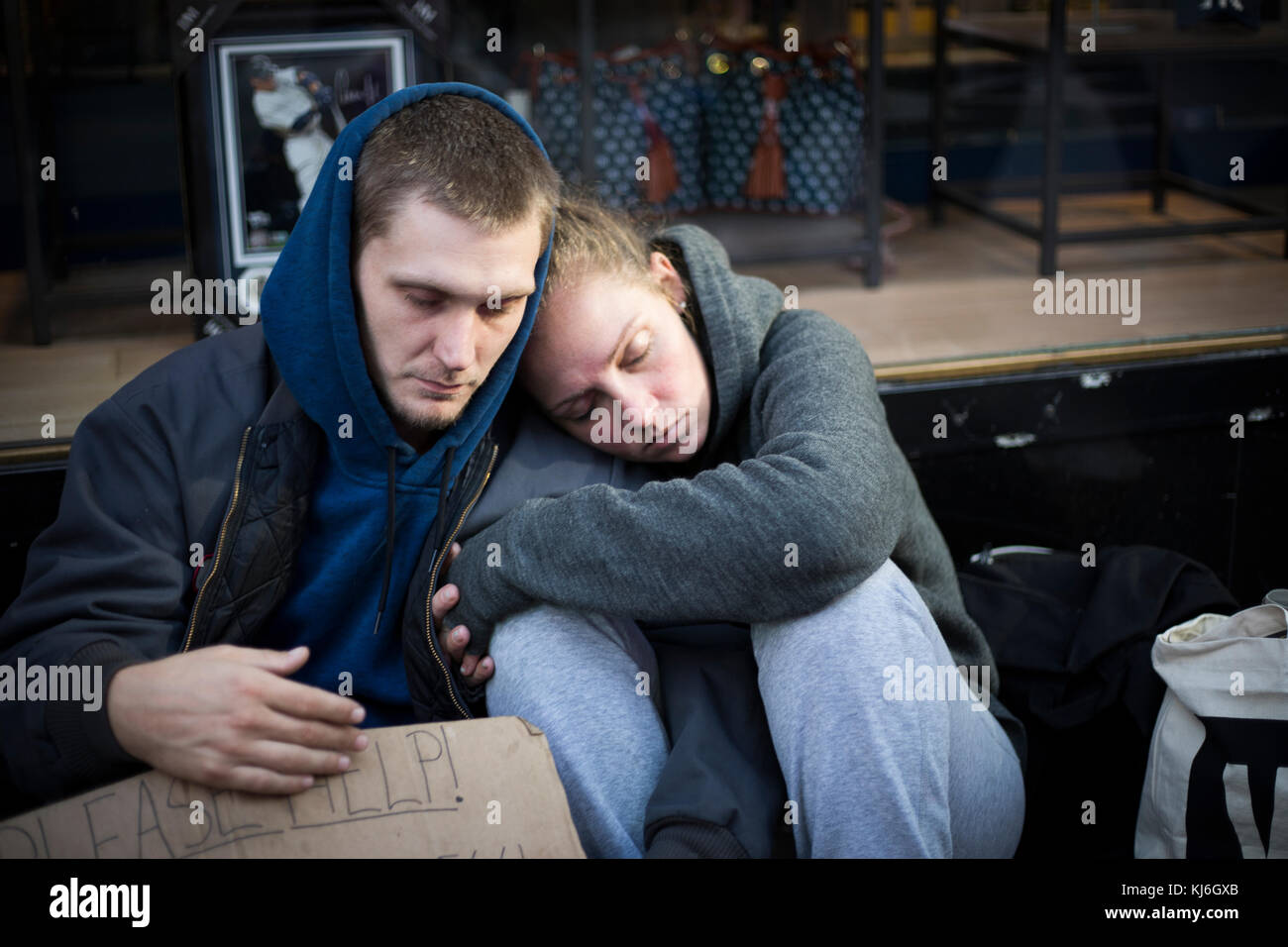 NEW YORK CITY, NY, USA - Oktober 2017 - Unbekannter obdachlosen Paar schlafen in der Mitte der Straße in Manhattan Stockfoto