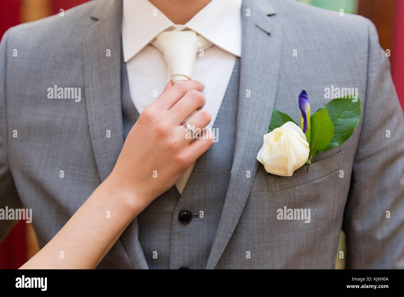 Hochzeit Anstecker und die Hand der Braut Stockfoto