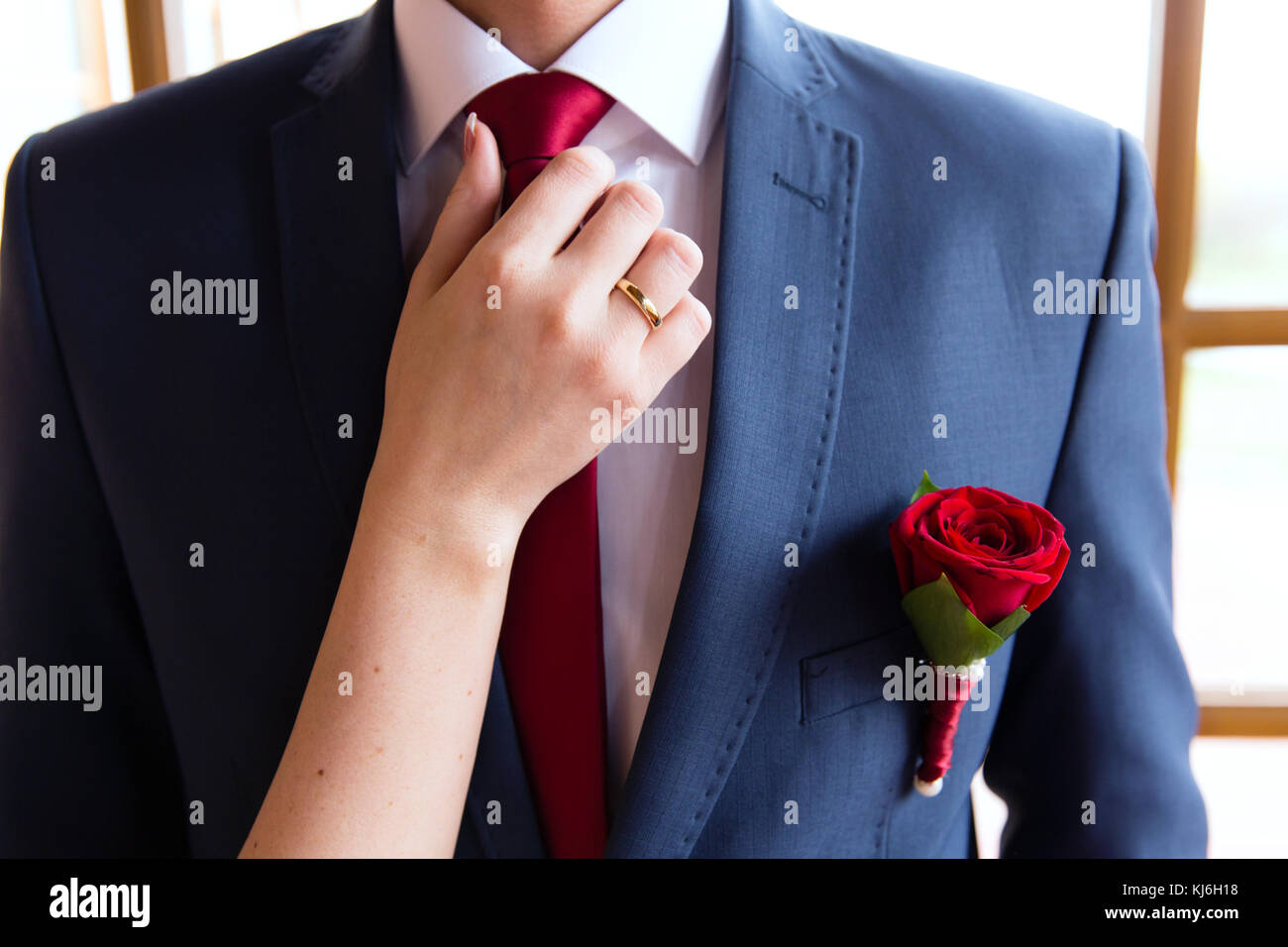 Hochzeit Anstecker und die Hand der Braut Stockfoto