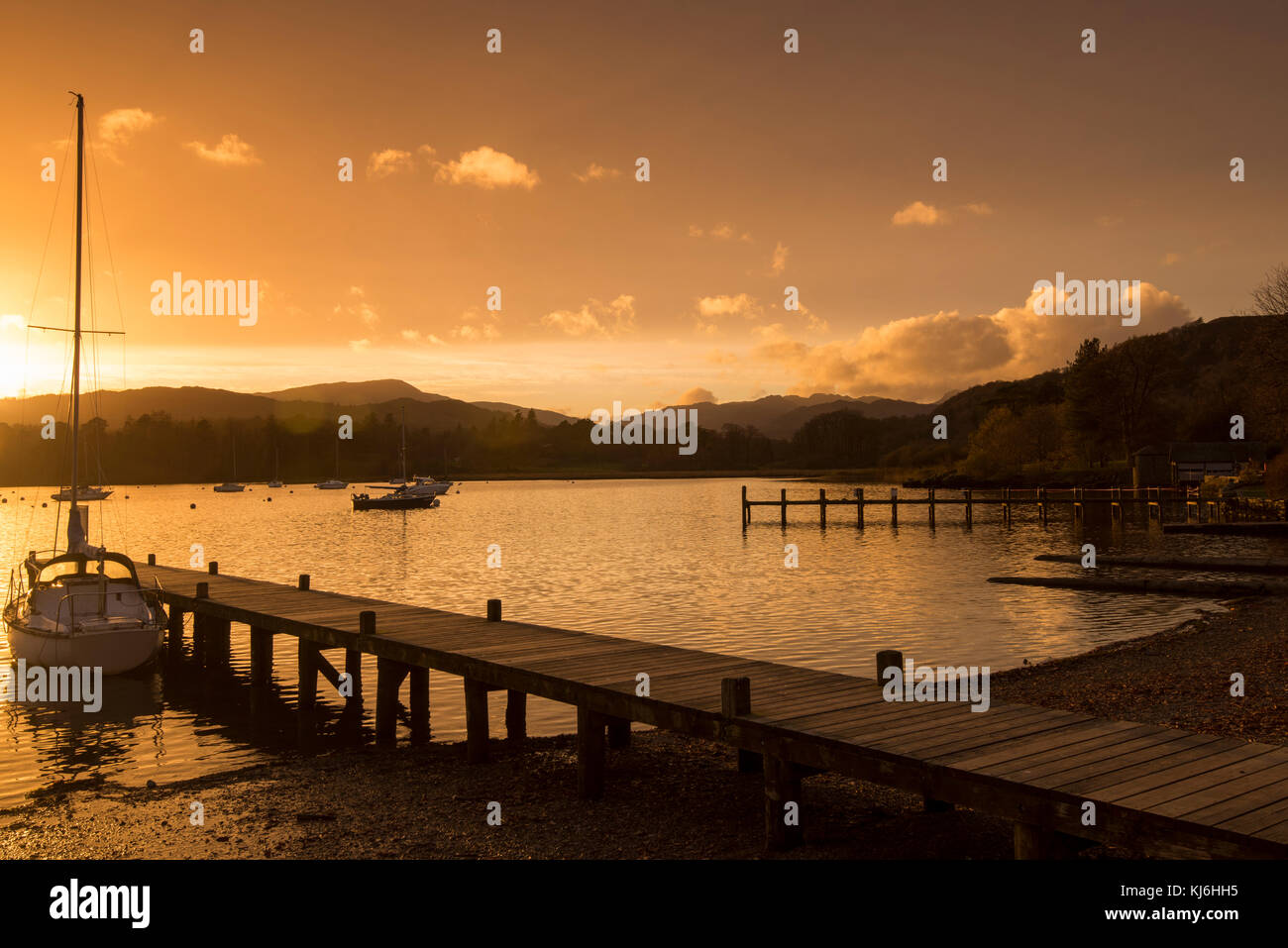 Sonnenuntergang am Waterhead Pier am Lake Windermere in der Nähe von Ambleside, Cumbria Lake District England Stockfoto