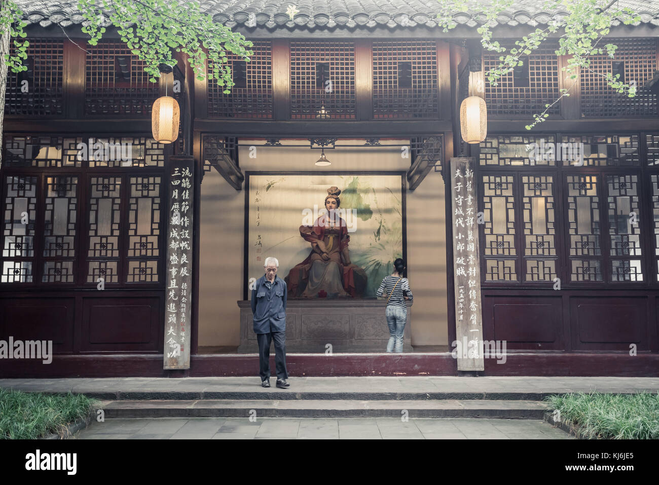 Ältere Männer und junge Frauen gehen friedlich im Du Fu Memorial Park und betrachten die Kunst und Architektur des Parks in Chengdu, Sichuan, China Stockfoto