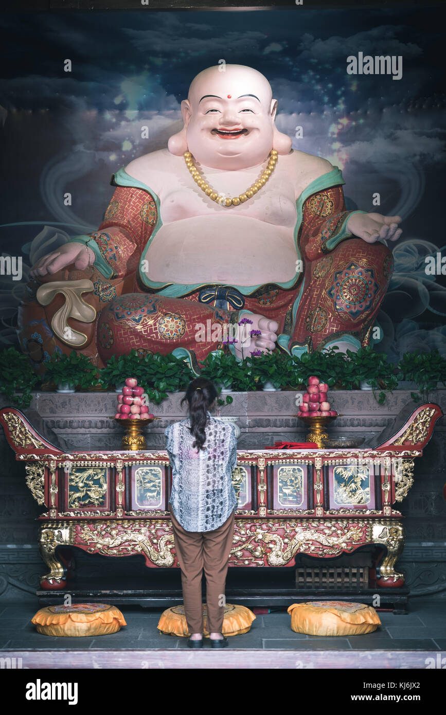 Frau betet vor der Happy Buddha Statue im da Chi Tempel in Chengdu, Provinz Sichuan, China Stockfoto